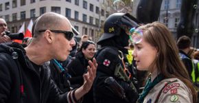 Imagem de menina bandeirante com neonazista se torna viral
