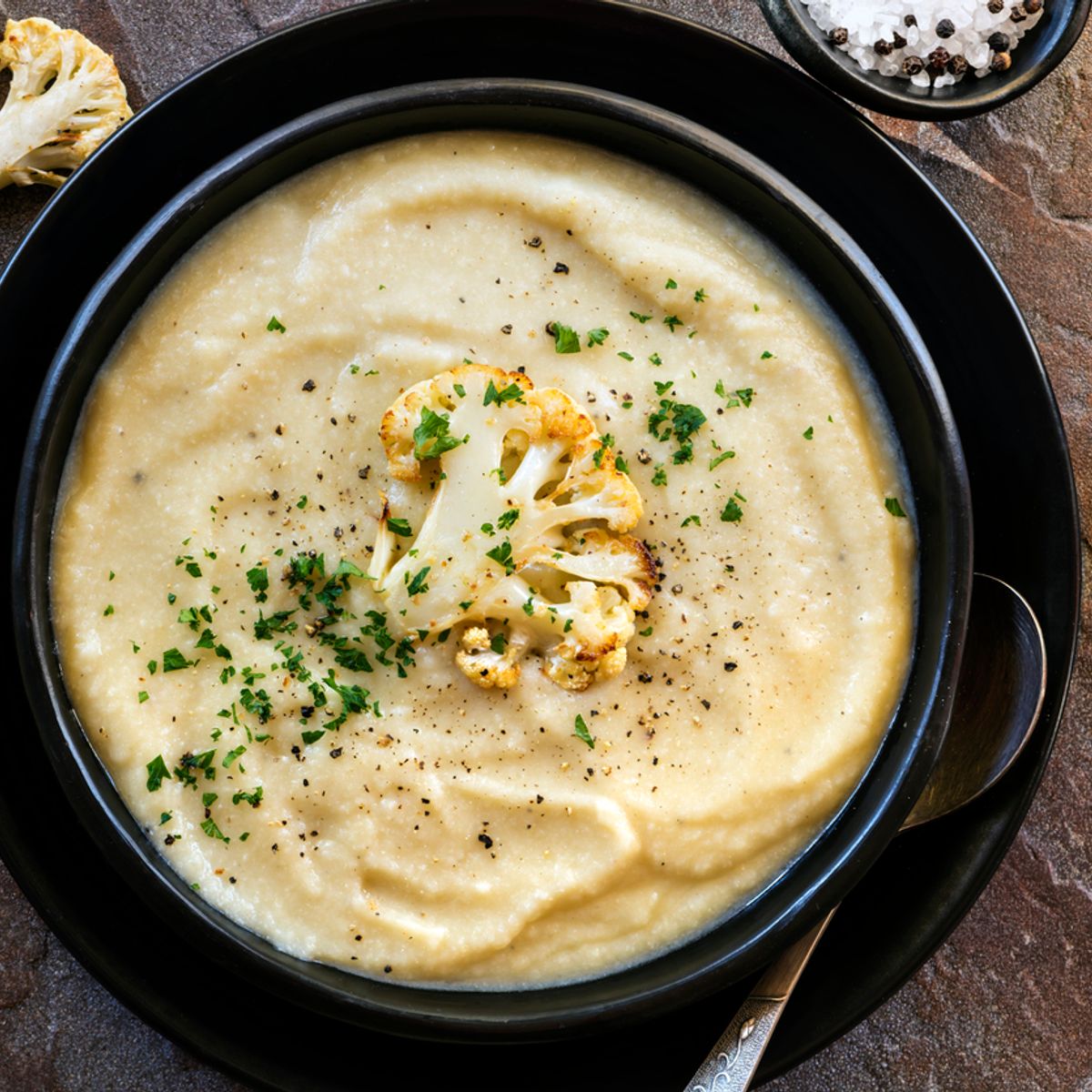 A sopa low carb de couve-flor com frango desfiado que vai te aquecer
