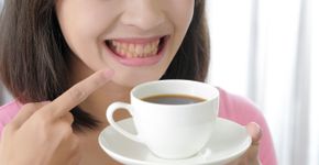 Quais alimentos deixam os dentes manchados?