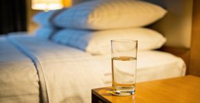A simpatia do copo de água embaixo da cama pra ter o sono mais tranquilo da vida