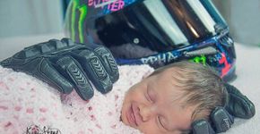 Bebê é amparada por luvas de pai falecido e foto viraliza na web