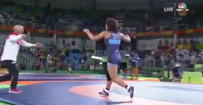 Atleta japonesa celebra medalha de ouro de maneira inusitada