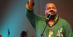 Arlindo Cruz aparece de surpresa no show do Sambabook Zeca Pagodinho