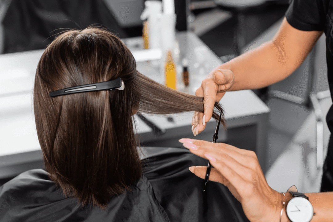 Aparar as pontas ajuda a melhorar o visual do cabelo, mas não é capaz de regenerar uma fibra já danificada (Imagem: LightField Studios | Shutterstock)