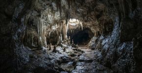 Uma caverna pode manter temperatura mais estável que a superfície, e a rocha ajuda a amortecer as mudanças do clima
