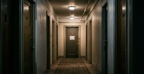 Moradora ouvia alguém arrastar uma cadeira no apartamento de cima todas as madrugadas, mas havia um problema: o imóvel estava vazio havia quase um ano