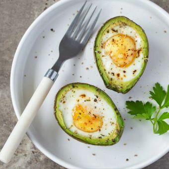 Featured mobile: Esta receita quente de abacate com ovo é fácil de preparar e surpreende pelo sabor