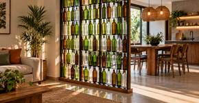 Garrafas de vidro podem formar uma divisória decorativa para ambientes