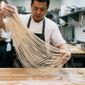 Da redação: Os chefs chineses concordam: o macarrão mais firme não é feito com mais farinha, mas sim com o descanso correto da massa