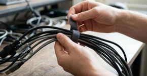 Os fios atrás da televisão ficam embolados e difíceis de limpar? Dá para organizá-los sem furar a parede