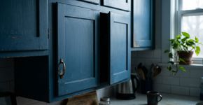 Moradora percebe que uma das portas da cozinha aparece aberta todas as manhãs, instala uma câmera e descobre o que acontecia enquanto a família dormia