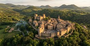 A vila medieval rodeada por vulcões, ruas de pedra e cascatas: perfeita para uma escapadela de fim de semana.