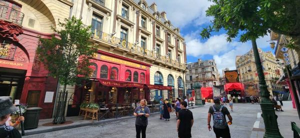 Rua que dá acesso à Place Cachée, inspirada na franquia 