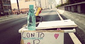 “Conto Piadas”, diz o cartaz no meio da rua