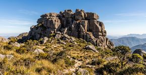 Criado em 1937, o primeiro parque nacional do Brasil protege mais de 28 mil hectares de Mata Atlântica: na parte alta, trilhas entre formações rochosas levam ao Pico das Agulhas Negras, que alcança 2.791 metros de altitude.