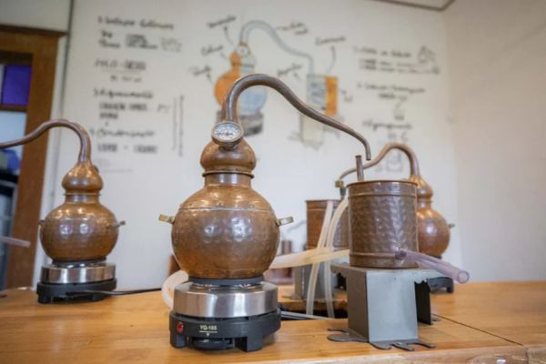 O BEG Tour dura cerca de 45 minutos e apresenta as principais etapas da produção do gin, desde a escolha dos botânicos até a destilação