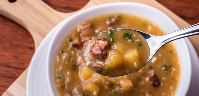 Caldo de mandioca com carne e bacon: conforto em cada colher