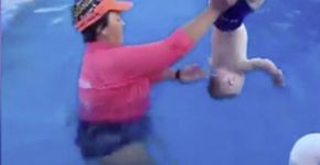 Mãe posta vídeo jogando bebê de cabeça em piscina e dá lição