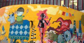 Brasileiros grafitam muro da embaixada brasileira em Tóquio