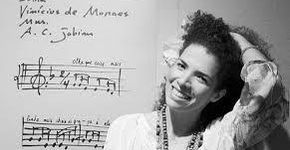Assista ao show de Vanessa da Mata cantando Tom Jobim