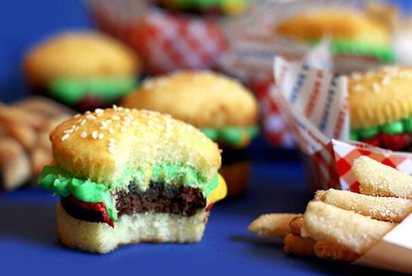 Cupcakes em formato de hamburguer. Muito criativo!