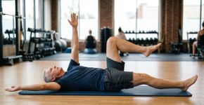 Adeus à prancha: o exercício para fortalecer a cintura após os 55 anos