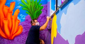 Artista transforma brinquedoteca de hospital em fundo do mar