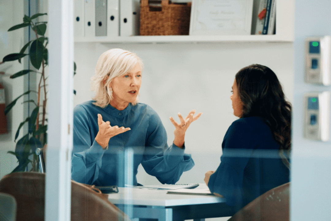 Avaliar uma crítica de forma mais objetiva ajuda a separar um feedback construtivo de uma opinião isolada (Imagem: PeopleImages | Shutterstock)