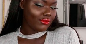 Blogueira testa as cores mais escuras de marcas de maquiagem