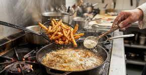 Adicione ao óleo pouco antes de fritar. As batatas fritas ficarão douradas, crocantes e muito melhores do que as de restaurante