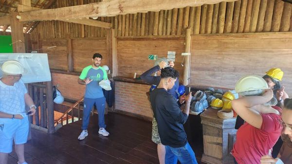 Visitantes colocam equipamentos de segurança, que são obrigatórios