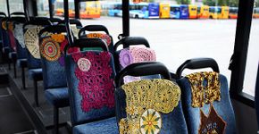 Crochês coloridos enfeitam assentos de ônibus na Finlândia