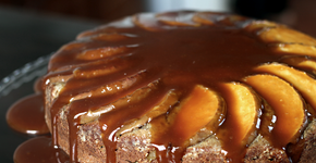 Aprenda a fazer bolo de maçã e canela