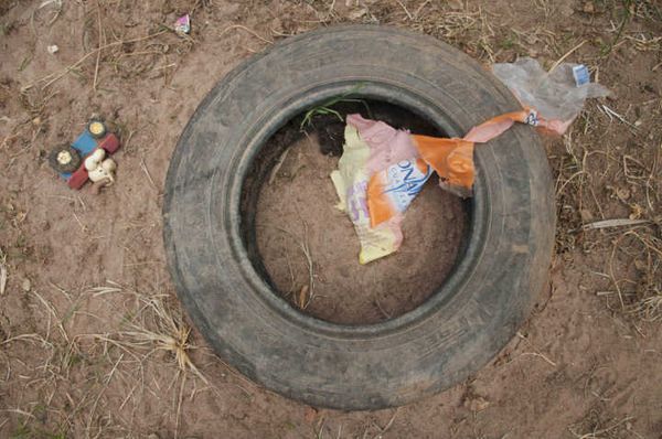 Além dos caminhões-pipa, também é distribuída água mineral em garrafas PET. As embalagens, no entanto, acabam gerando muito lixo na comunidade, pois alguns Krenak nunca lidaram com quantidades tão grandes de embalagens e garrafas plásticas, e não sabem descartá-las de maneira apropriada