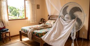 Como criar uma “brisa fresca” com apenas uma toalha: um truque simples para combater o calor que funciona imediatamente