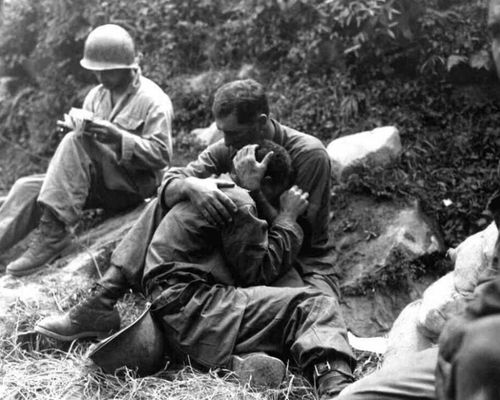 Um soldado de infantaria é consolado por seu companheiro. [Guerra da Coréia, c. 1950 - 1953]