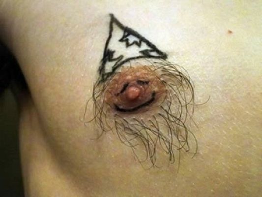 A nova tendência das tatuagens é nos mamilos (Imagem: Divulgação)
