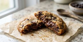 Dourar toda a manteiga nem sempre melhora o cookie: usar apenas uma parte preserva água suficiente na massa enquanto acrescenta o sabor tostado da manteiga noisette
