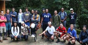 Cadeirante volta a fazer trilha após 11 anos, com ajuda de amigos