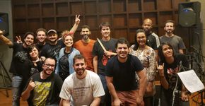 Escritório vira palco de banda em happy hour do Dia do Rock