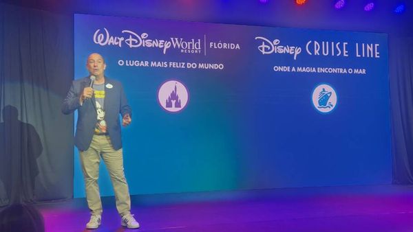 Alexander Haim, gerente sênior de Vendas da Disney Destinations no Brasil, durante apresentação no evento 