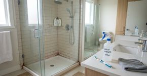 Antes de usar água sanitária para tirar aquelas manchas rosas do banheiro tente fazer deste jeito que o problema vai parar de voltar