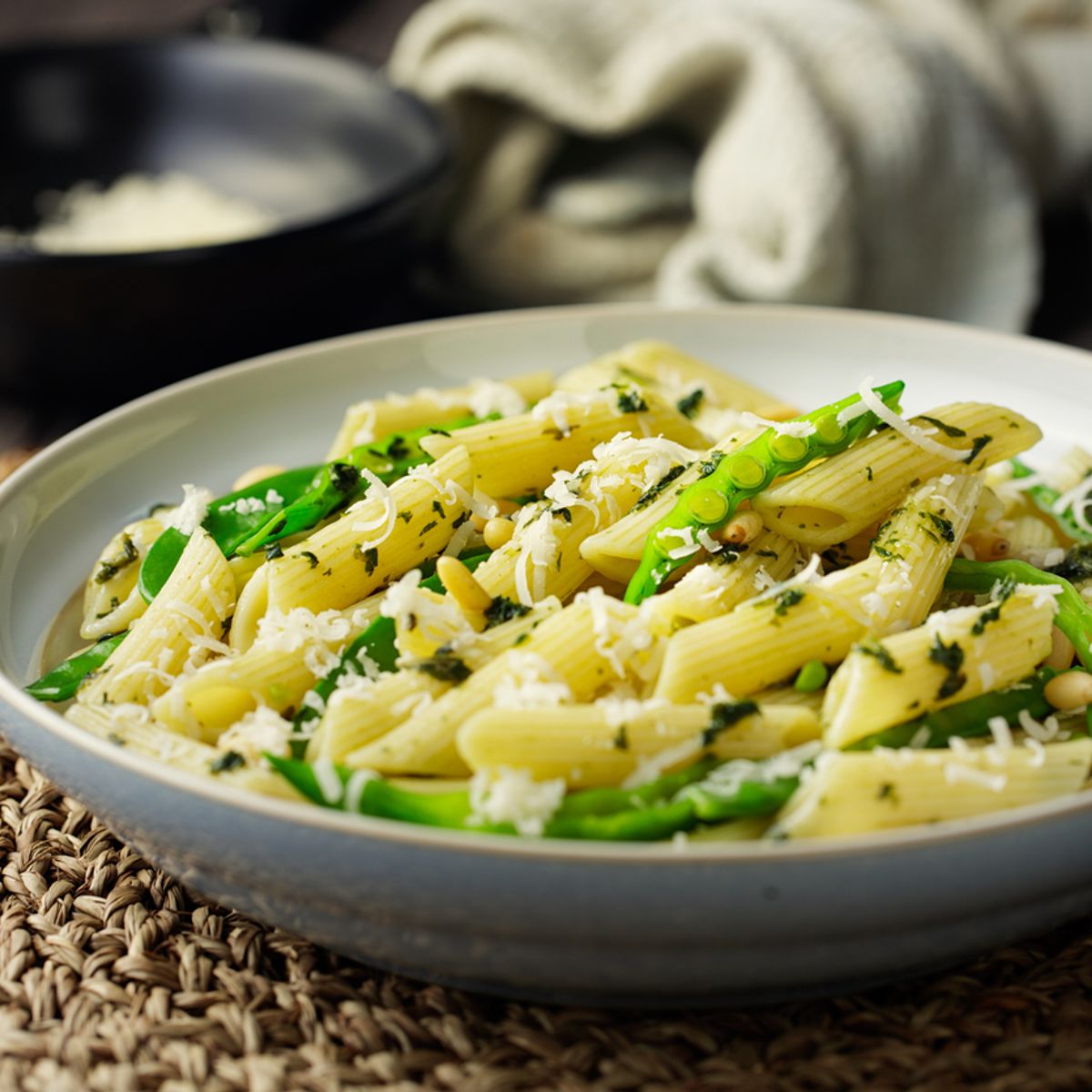 Iogurte e alho assado deixam essa salada de macarrão simples incrivelmente sofisticada