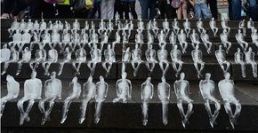 Brasileira faz esculturas de gelo em homenagem às vítimas da 1ª Guerra