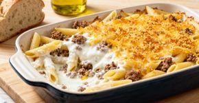 Caçarola com macarrão e carne moída sob uma crosta dourada