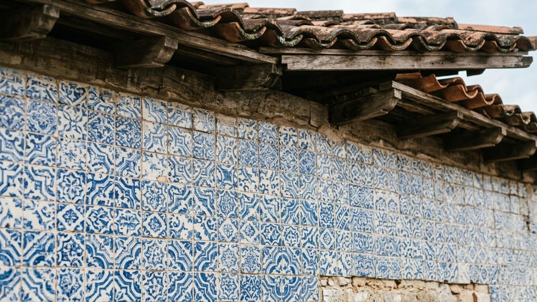 O centro histórico preserva um passado grandioso com sua malha colonial planejada.