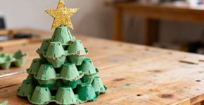 Usando uma folha de bordo ou uma caixa de ovos, crie uma linda árvore de Natal para decorar sua casa