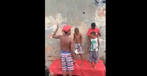 Crianças tocam samba da Beija-Flor com baldes, garrafas e latões