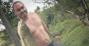 Foto de Carlos Bolsonaro na pescaria vira piada nas redes sociais