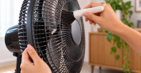 A entrada de ar do ventilador junta poeira antes das pás e reduz o fluxo, mas a grade só deve ser removida com aparelho desligado